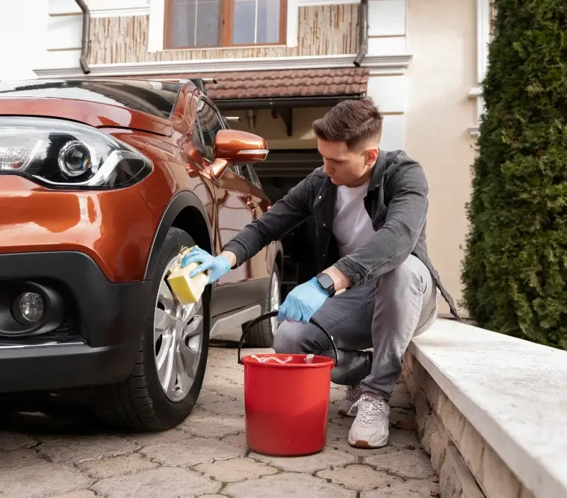 Lavage auto à domicile Noyelles-sous-Lens : professionnel intervenant sur un véhicule